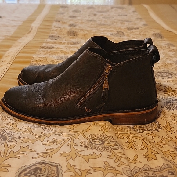 Ugg Clementine Leather Shearling lined ankle boot, Sz 7.5 - Picture 2 of 6